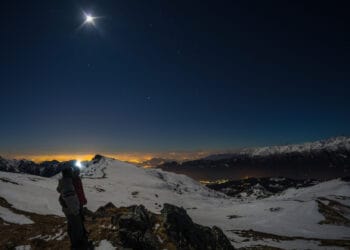 Un bel cielo notturno visto dalle Alpi