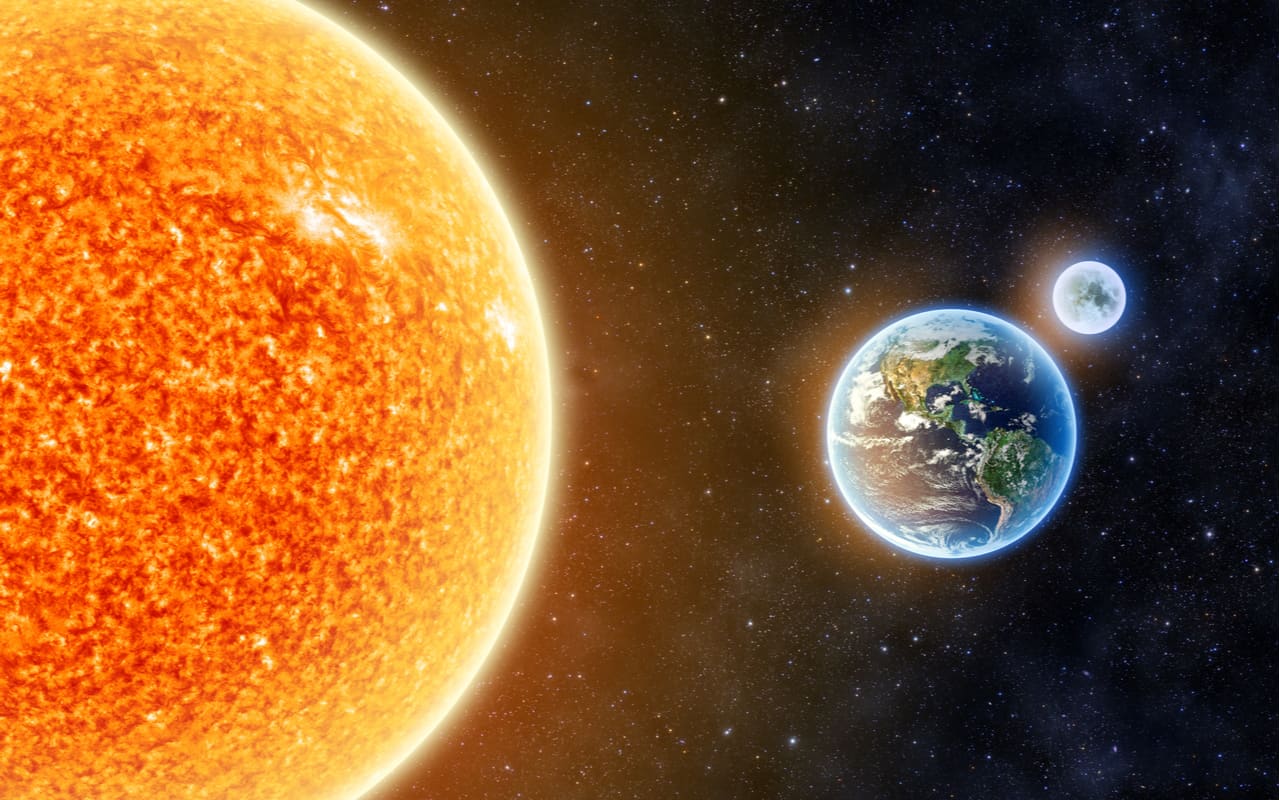 Terra e Sole - rielaborazione grafica di elementi forniti dalla NASA.