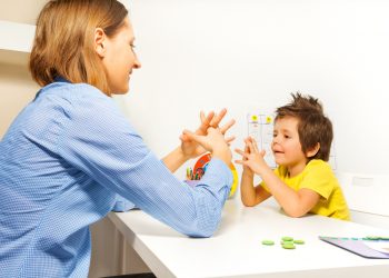 Esercizi di un bambino affetto da autismo con la terapeuta