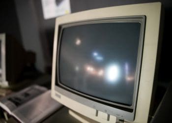 Schermo di un PC ormai molto obsoleto, ma i primi prototipi di computer risalgono molto più addietro nel tempo