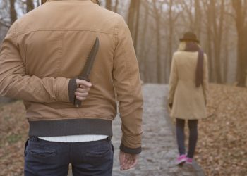 Maniaco e vittima presa di mira in un parco