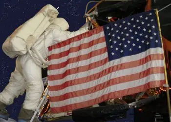 Astronauta sulla Luna, con bandiera USA