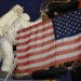 Astronauta sulla Luna, con bandiera USA