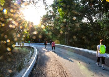 Persone che camminano sotto il sole del mattino