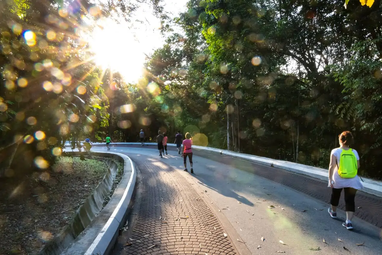 Persone che camminano sotto il sole del mattino