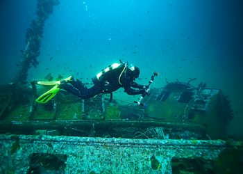Immagine di immersione subacquea alla ricerca di tesori nascosti