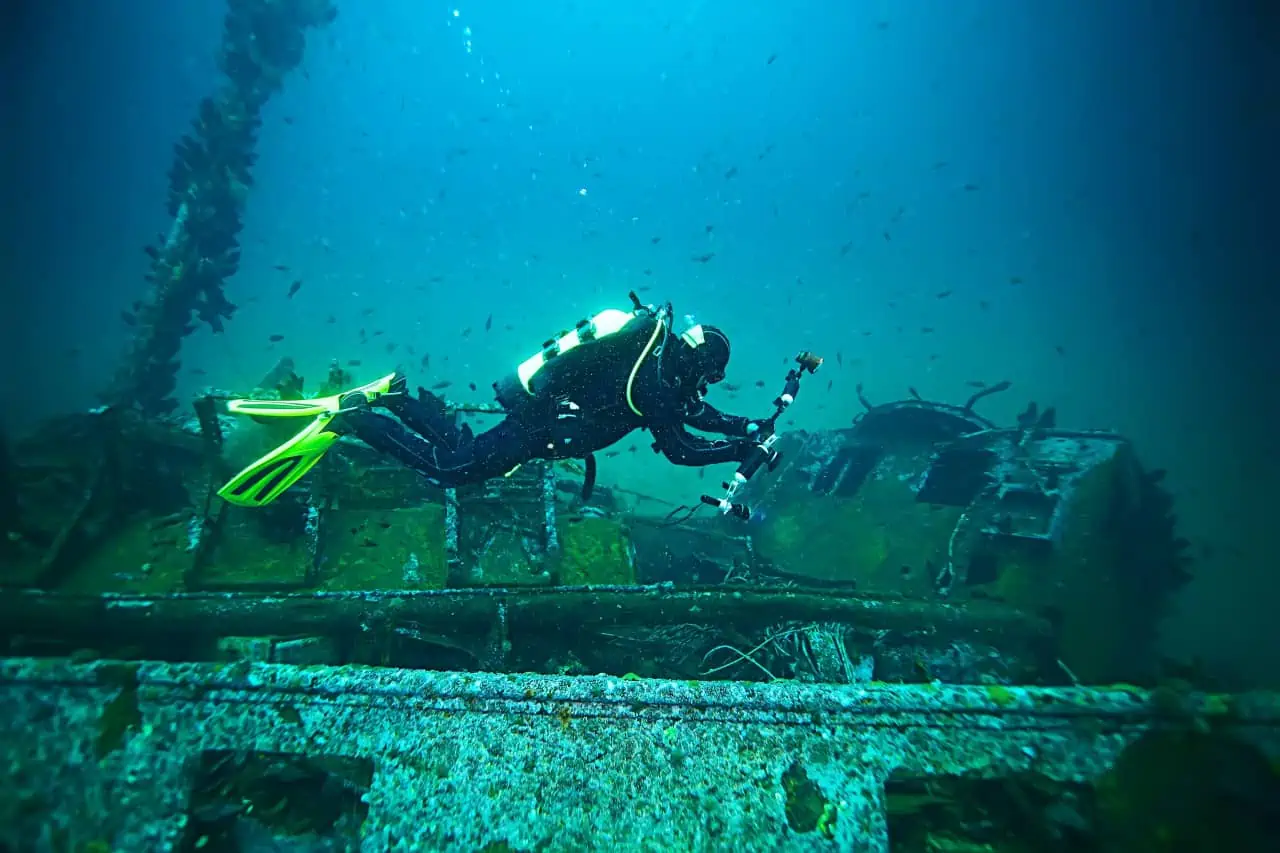 Immagine di immersione subacquea alla ricerca di tesori nascosti