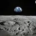Il suolo lunare e sullo sfondo la Terra