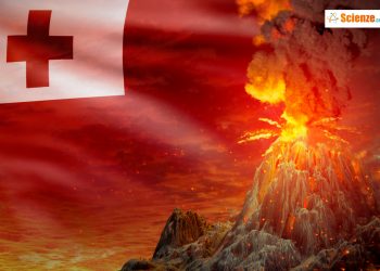 Eruzione vulcanica e sullo sfondo la bandiera di Tonga