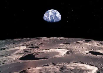 La superficie lunare e sullo sfondo la Terra