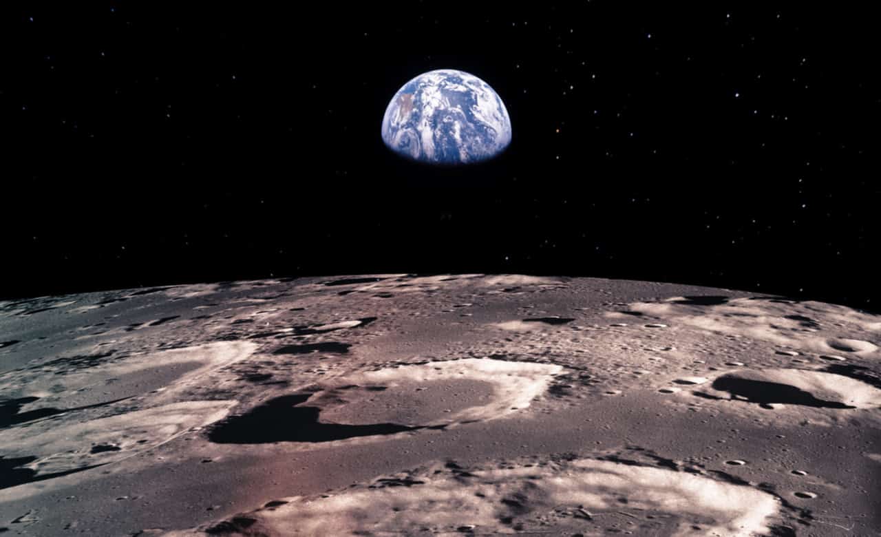 La superficie lunare e sullo sfondo la Terra
